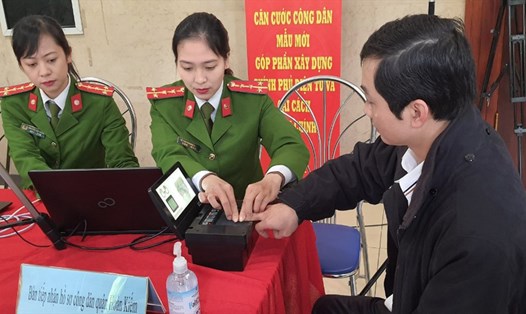 Người dân ở Hà Nội làm thẻ căn cước công dân gắn chip lưu động tại trụ sở Công an Hà Nội. Ảnh: V.Dũng.