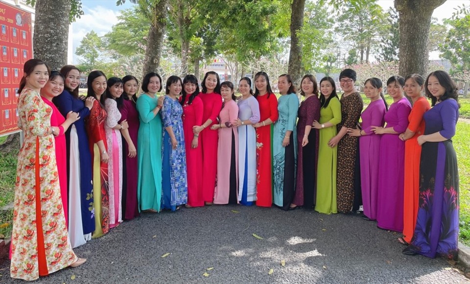 Nữ đoàn viên CĐCS trường THPT Tháp Mười trong tà áo dài. Ảnh: P.K