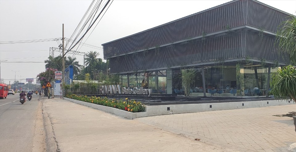 Xử phạt 150 triệu đồng và buộc chủ đầu tư tháo dỡ công trình không phép vi phạm chỉ giới xây dựng. Ảnh: Dương Bình