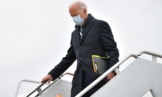 Tổng thống Joe Biden bước xuống từ chuyên cơ Air Force One. Ảnh: AFP.
