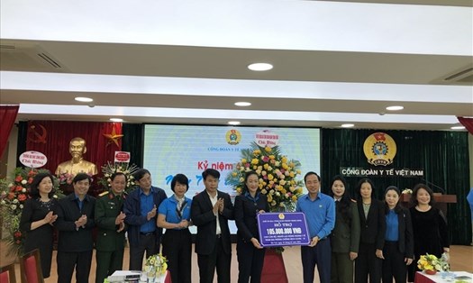 Khối thi đua Công đoàn ngành Trung ương trao tới Công đoàn Y tế Việt Nam số tiền hỗ trợ cho cán bộ, người lao động ngành y tham gia chống COVID-19. Ảnh: Bảo Hân