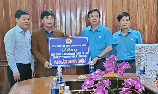 Chủ tịch LĐLĐ Quảng Bình Phạm Tiến Nam trao tặng máy phát điện cho Chi nhánh lâm trường Phú Lâm. Ảnh: Lê Phi Long