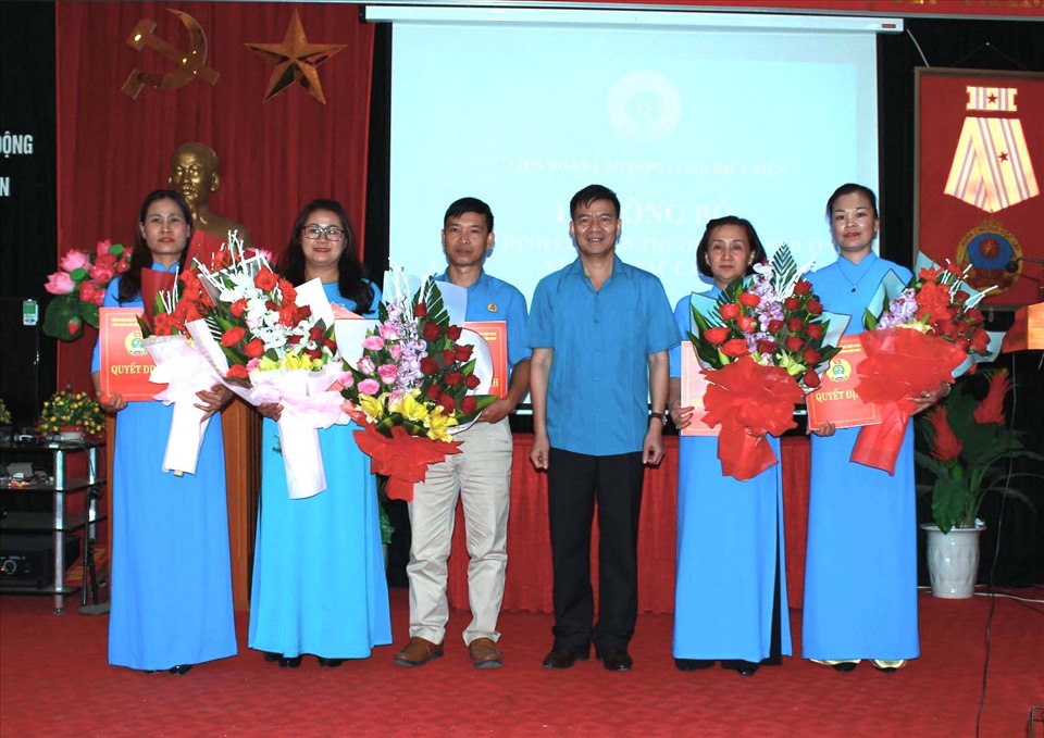Ông Lê Thanh Hà - Tỉnh ủy viên, Ủy viên Ban chấp hành Tổng Liên đoàn Lao động Việt Nam, Chủ tịch LĐLĐ tỉnh Điện Biên - trao các quyết định bổ nhiệm cán bộ cho các cá nhân.