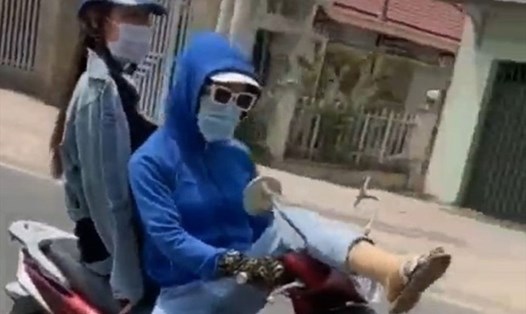 Người thanh niên bịt kín mặt làm xiếc trên xe máy gây mất an toàn giao thông ở Bình Dương. Ảnh cắt từ video