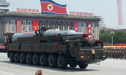 Triều Tiên phô diễn vũ khí trong một cuộc duyệt binh. Ảnh: AFP