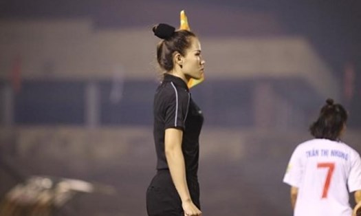 Trọng tài nữ Hà Thị Phượng sẽ tham gia điều hành các trận đấu tại giải hạng Nhất Quốc gia 2021. Ảnh: T.M
