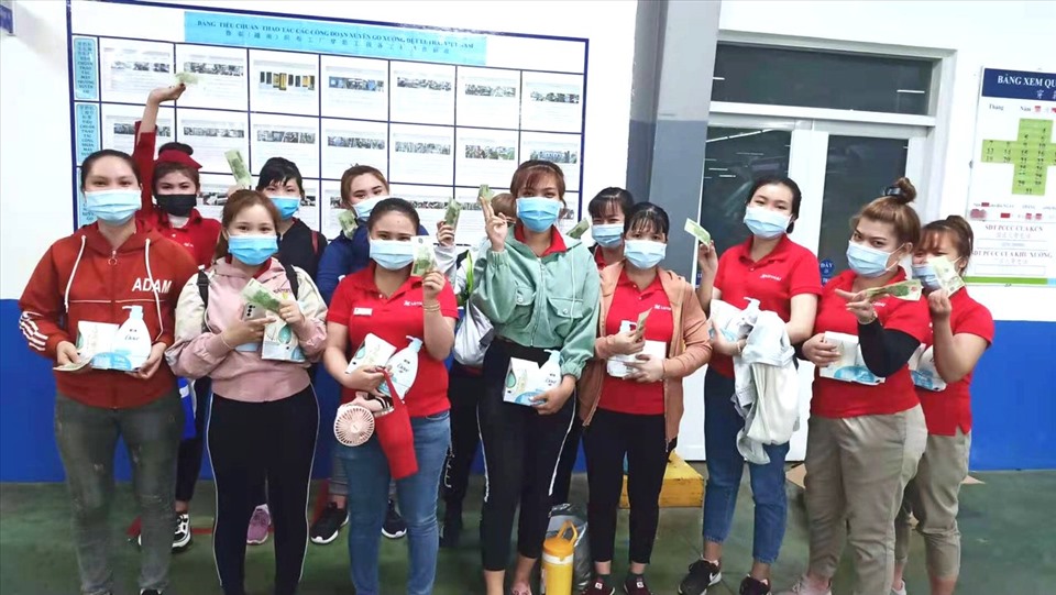 Nữ đoàn viên, công nhân, lao động công ty được Công đoàn và Ban Giám đốc Công ty  TNHH Dệt sợi Continental trao tặng quà. Ảnh: LĐLĐ Tây Ninh cung cấp