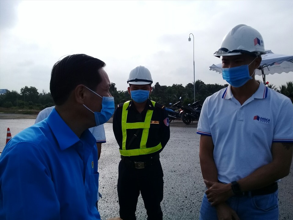 Ông Lê Minh Hùng - Phó Chủ tịch Thường trực LĐLĐ tỉnh Tiền Giang (bên trái) - thăm công nhân lao động trên công trình Cao tốc Trung Lương - Mỹ Thuận dịp tết Tân Sửu 2021. Ảnh: K.Q