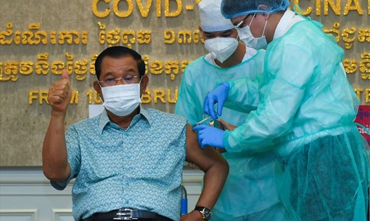 Thủ tướng Campuchia Hun Sen tiêm vaccine COVID-19 của AstraZeneca ngày 4.3. Ảnh: AFP