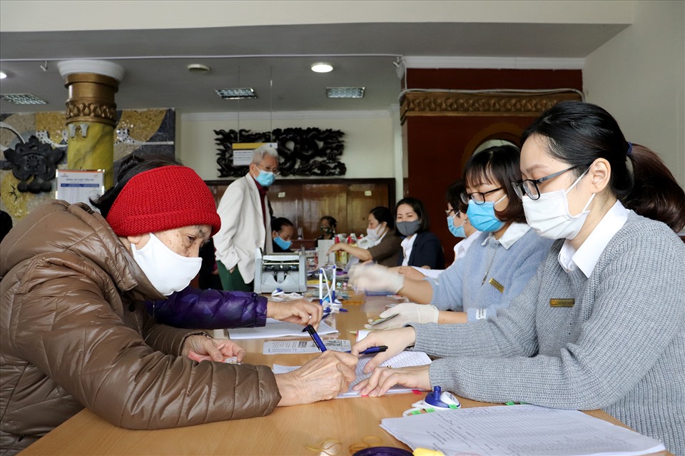 Người dân thành phố Hạ Long (Quảng Ninh) được hướng dẫn tận tình, nhanh chóng để vừa đảm bảo công tác phòng, chống dịch, vừa được nhận đúng đủ số tiền lương hưu 2 tháng. Ảnh: Hoàng Quỳnh