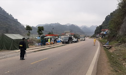 Chốt kiểm soát phương tiện giao thông phòng, chống dịch COVID-19 tại các cửa ngõ ra, vào tỉnh Sơn La. Ảnh: Vân Tiến