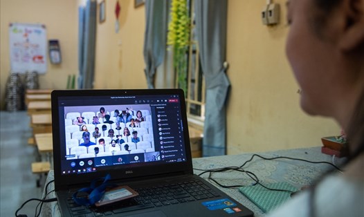 Trường THCS Đông La (huyện Hoài Đức, Hà Nội) vẫn đang duy trì hình thức dạy học trực tuyến cùng với dạy học trực tiếp để tăng cơ hội học tập của học sinh. Ảnh: Minh Ánh