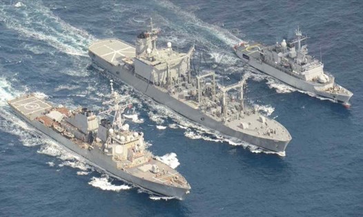 Tàu khu trục nhỏ Prairial của Pháp (bên phải) tham gia cuộc tập trận với Mỹ và Nhật Bản vào tháng hai. Nguồn: Lực lượng Phòng vệ Hàng hải Nhật Bản