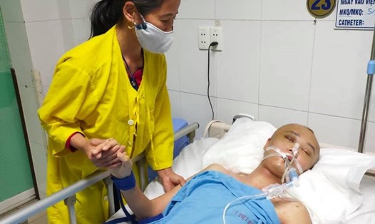 Cô Huệ đang ngày đêm một mình chăm sóc con trai tại Bệnh viện Việt Đức (Hà Nội). 
Ảnh: GĐCC