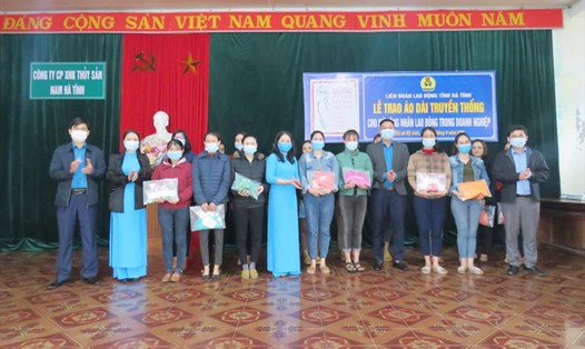 Tặng áo dài cho nữ công nhân của Công ty CP Xuất nhập khẩu Thủy sản Nam Hà Tĩnh. Ảnh: CĐ.