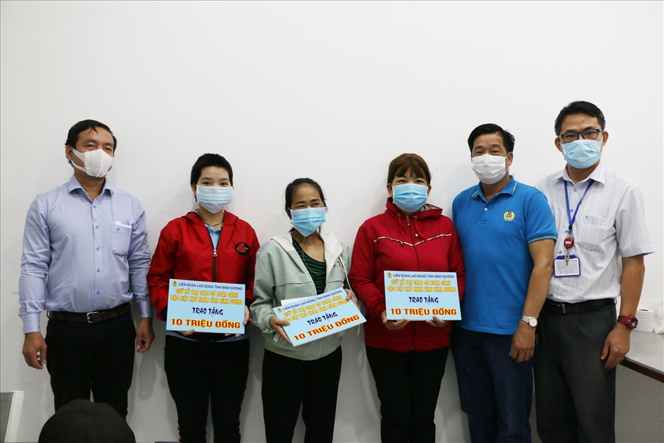 Đến nay, Quỹ hỗ trợ công nhân lao động gặp hoàn cảnh đặc biệt khó khăn của Liên đoàn Lao động tỉnh Bình Dương đã giúp 250 công nhân lao động. Ảnh: Hoàng Trung