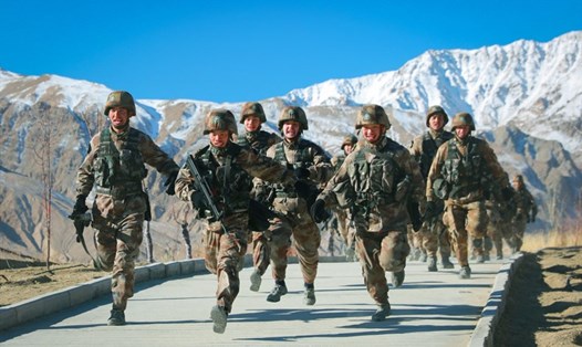 Các binh sĩ quân giải phóng nhân dân Trung Quốc (PLA) đang tham gia huấn luyện quân sự tại dãy núi Pamir ở Kashgar, vùng Tân Cương, tây bắc Trung Quốc. Ảnh: AFP.