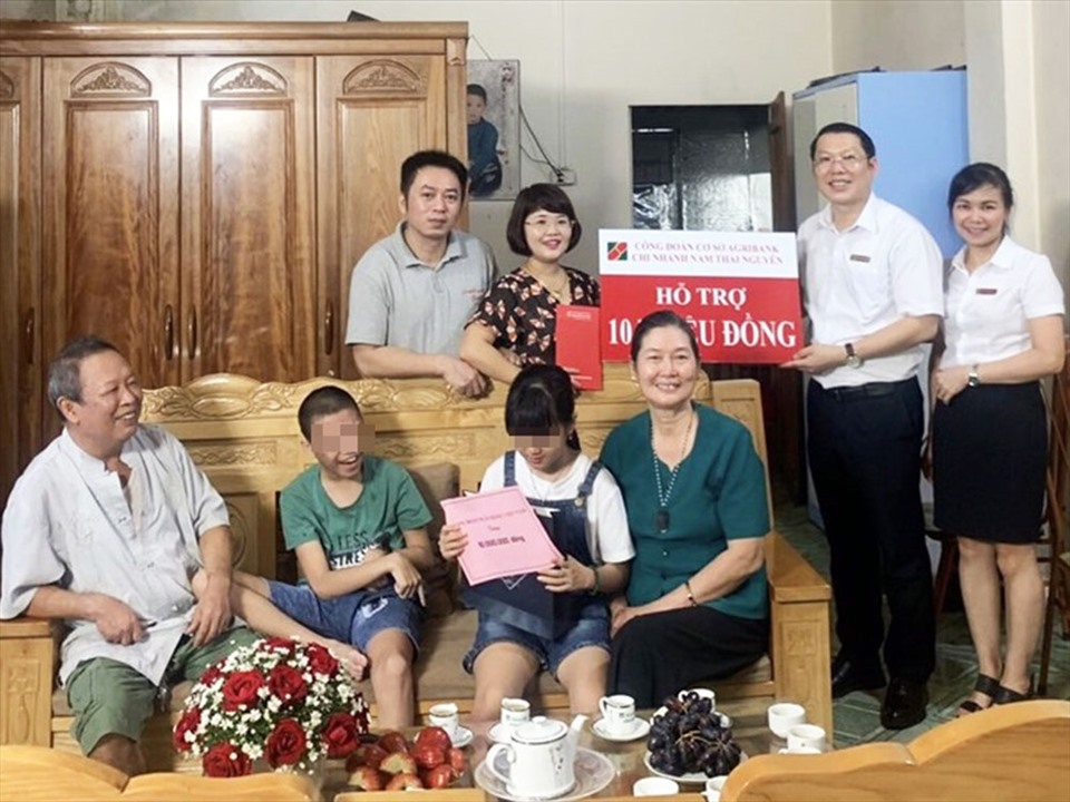 Công đoàn Ngân hàng Nông nghiệp và Phát triển nông thôn Việt Nam trao quà cho con đoàn viên, người lao động bị mắc bệnh bẩm sinh. Ảnh:CĐN