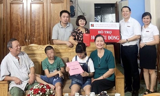 Công đoàn Ngân hàng Nông nghiệp và Phát triển nông thôn Việt Nam trao quà cho con đoàn viên, người lao động bị mắc bệnh bẩm sinh. Ảnh:CĐN