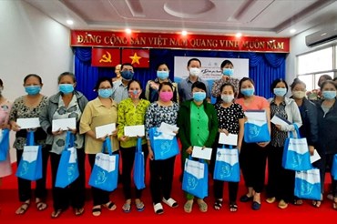 Đại diện PNJ và Hội LHPN TPHCM trao quà cho các chị em phụ nữ khó khăn.