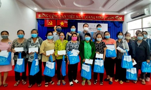 Đại diện PNJ và Hội LHPN TPHCM trao quà cho các chị em phụ nữ khó khăn.