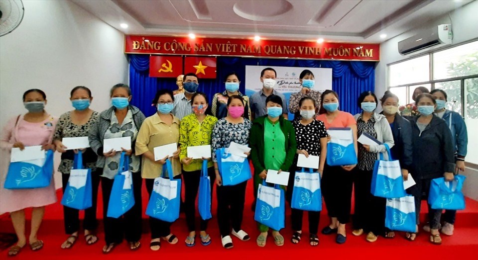 Đại diện PNJ và Hội LHPN TPHCM trao quà cho các chị em phụ nữ khó khăn. Đại diện PNJ và Hội LHPN TPHCM trao quà cho các chị em phụ nữ khó khăn.