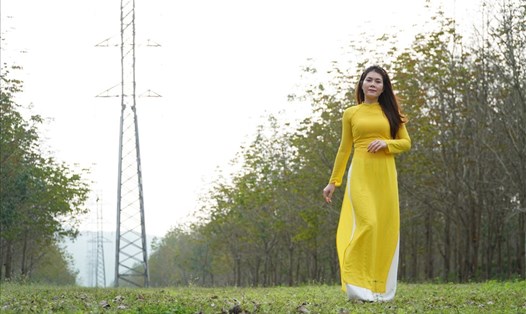 Lao động nữ Công ty Điện lực Quảng Trị đã tích cực hưởng ứng bằng các hoạt động sáng tạo, phù hợp với tình hình phòng chống dịch bệnh, góp phần tôn vinh nét đẹp áo dài truyền thống của người phụ nữ Việt Nam trong đời sống xã hội. Ảnh: Minh Thành