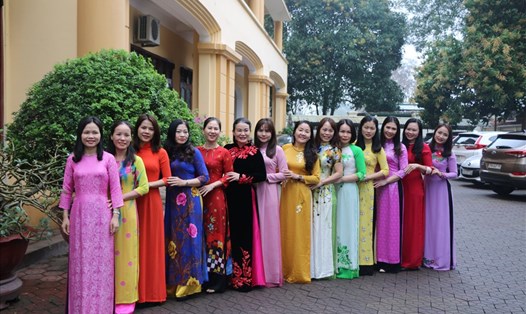 Hưởng ứng “Tuần lễ áo dài” của nữ CBCCVC cơ quan LĐLĐ tỉnh Nghệ An. Ảnh: Thanh Tùng