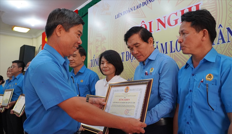 Trao bằng khen cho các tập thể, cá nhân có thành tích trong công tác tổ chức chăm lo Tết Nguyên đán năm 2021 cho đoàn viên công đoàn, công nhân lao động TPHCM. Ảnh: Chân Phúc