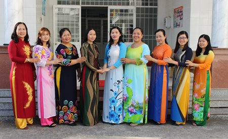 Nữ cán bộ, công chức, viên chức LĐLĐ tỉnh Cà Mau hướng ứng " Tuần lễ mặc áo dài". Ảnh: Triệu Vũ
