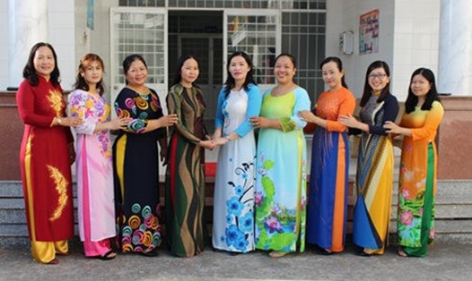 Nữ cán bộ, công chức, viên chức LĐLĐ tỉnh Cà Mau hướng ứng " Tuần lễ mặc áo dài". Ảnh: Triệu Vũ
