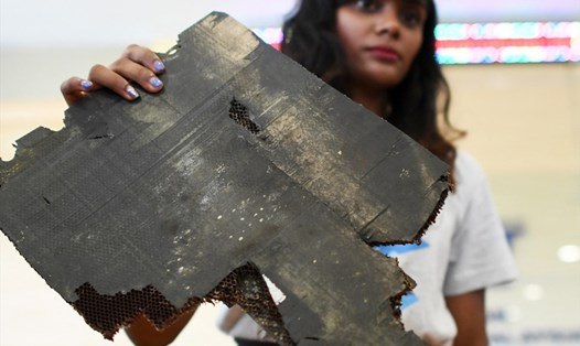 Một mảnh vỡ được cho là từ máy bay mất tích MH370. Ảnh: AFP.
