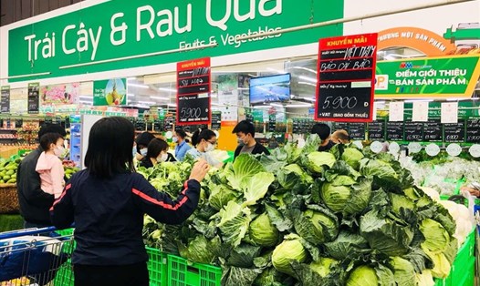 Người dân mua nông sản hỗ trợ tỉnh Hải Dương tại MM Mega Market. Ảnh: Mộc Miên