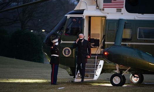 Tổng thống Joe Biden rời Marine One ở Bãi cỏ phía Nam khi trở về Nhà Trắng ngày 19.2.2021. Ảnh: AFP