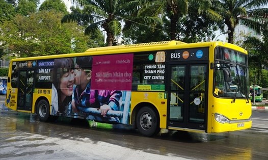 Sở GTVT TPHCM đề xuất tạm dừng đấu giá quảng cáo trên xe buýt để làm lại đề án.  Ảnh: Minh Quân