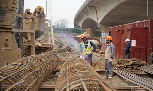 Dự án cầu Vĩnh Tuy (Hà Nội) giai đoạn 2 bắt đầu thi công. Ảnh: Hải Nguyễn