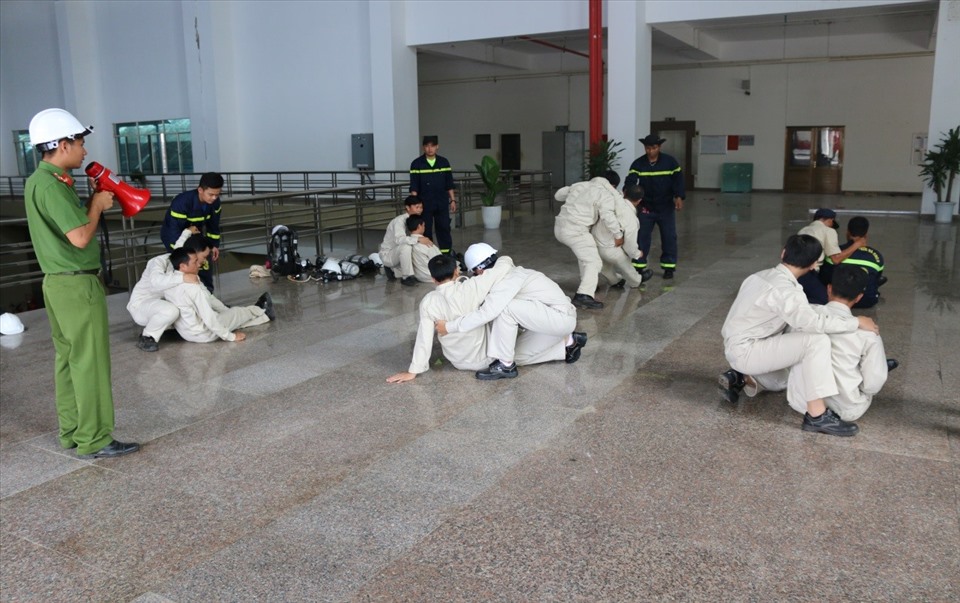 Huấn luyện Phòng cháy, chữa cháy và cứu hộ, cứu nạn tại NMTĐ Sê San 3A. Ảnh: CĐXDVN