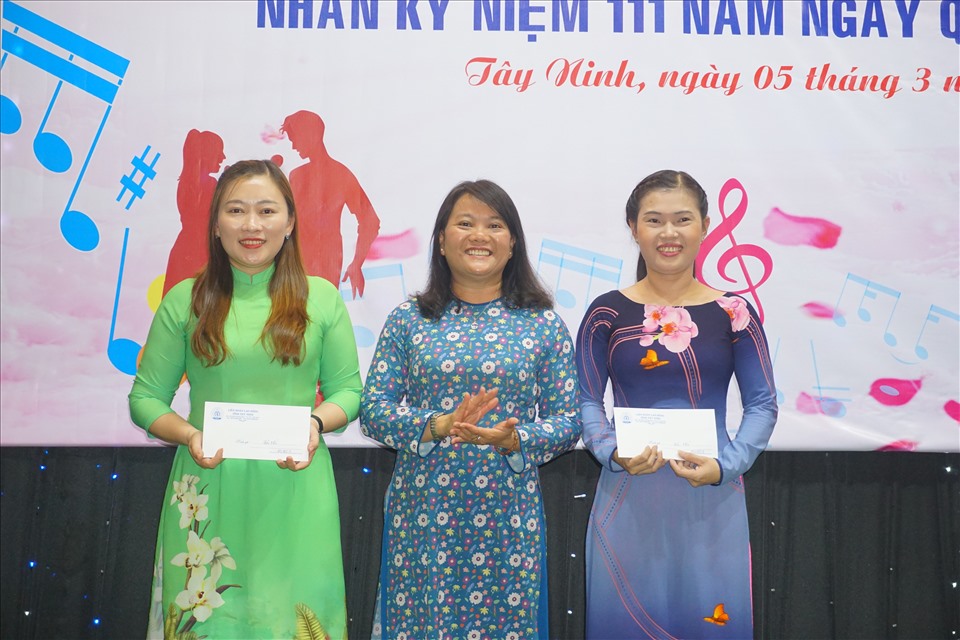 Bà Phan Thị Hồng đào – Phó Chủ tịch Thường trực LĐLĐ tỉnh Tây Ninh trao thưởng cho các thí sinh đạt giải nhì hội thi hát karaoke. Ảnh LĐLĐ Tây Ninh cung cấp