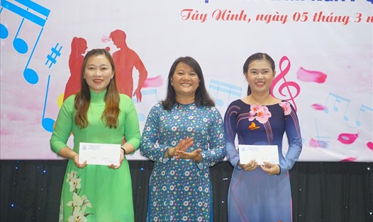 Bà Phan Thị Hồng đào – Phó Chủ tịch Thường trực LĐLĐ tỉnh Tây Ninh trao thưởng cho các thí sinh đạt giải nhì hội thi hát karaoke. Ảnh LĐLĐ Tây Ninh cung cấp