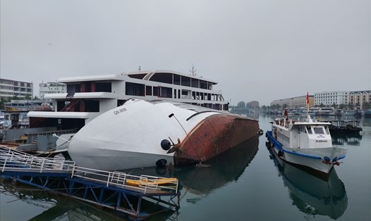 Tàu Hoàng Phương QN 8898 bị lật nghiêng tại Cảng tàu du lịch quốc tế Tuần Châu sáng 6.3. Ảnh: Nguyễn Hùng