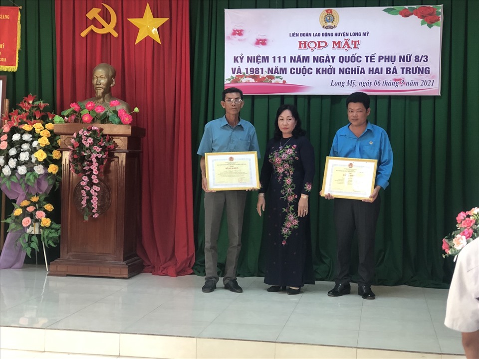 Đồng chí Trương Thị Ánh Nguyệt - PCT LĐLĐ tỉnh Hậu Giang tặng bằng khen Tổng Liên đoàn Lao động Việt Nam cho cá nhân trong phong trào thi đua lao động giỏi và xây dựng tổ chức công đoàn vững mạnh năm học 2019 -2020. Ảnh: Hoài Phúc