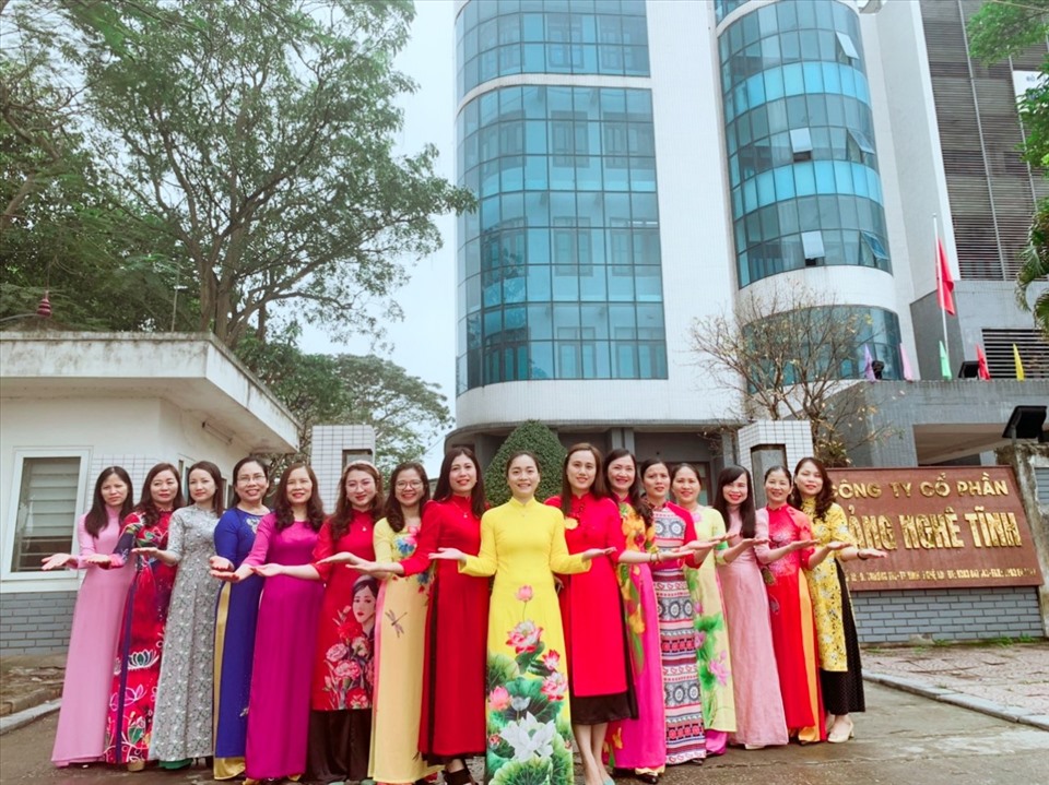 Nữ nhân viên ngành Hàng hải hưởng ứng "Tuần lễ áo dài năm 2021". Ảnh: CĐHH