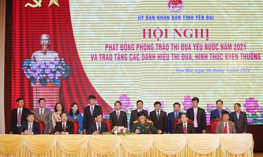 Đại diện lãnh đạo tỉnh cùng lãnh đạo LĐLĐ tỉnh Yên Bái chứng kiến ký kết giao ước thi đua 18 khối trên địa bàn tỉnh Yên Bái.