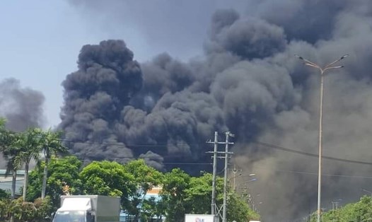 Cháy lớn ở nhà máy sản xuất tôn tại Bình Dương. Ảnh: Dương Bình