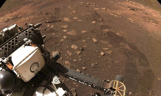 Dấu vết của chuyển động đầu tiên của tàu thăm dò NASA trên sao Hỏa. Ảnh: NASA.