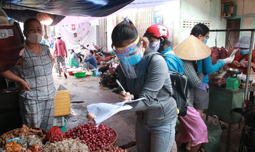 Lao Động tại các chợ Đà Nẵng tiếp tục khai báo y tế nếu rời thành phố. Ảnh: TT