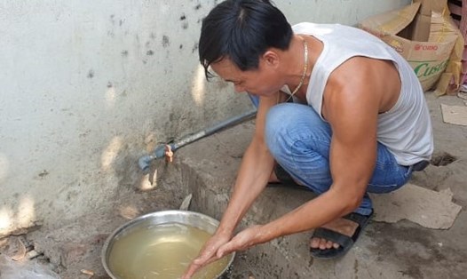 Người dân ở Quảng Nam mua nước sạch nhưng lại dùng nước bẩn khiến họ bức xúc. Ảnh: Thanh Chung