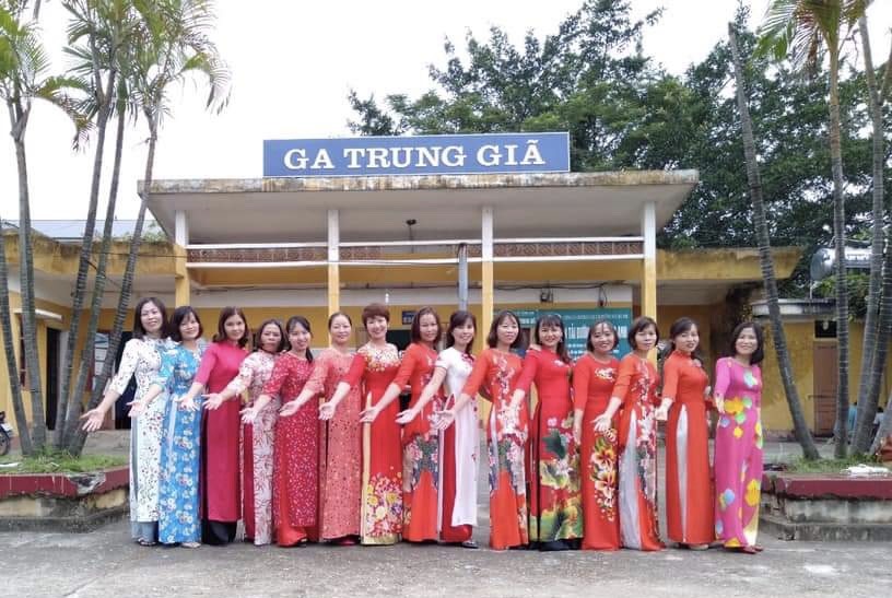 Nữ công nhân viên chức lao động Công ty Cổ phần Đường sắt  Hà Thái trong trang phục áo dài. Ảnh:CĐN