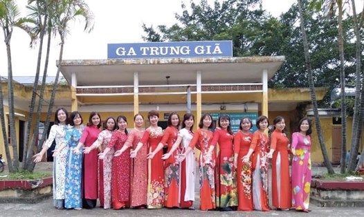 Nữ công nhân viên chức lao động Công ty Cổ phần Đường sắt  Hà Thái trong trang phục áo dài. Ảnh:CĐN