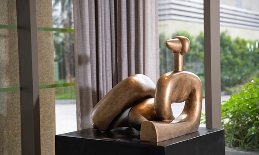 Tác phẩm của nhà điêu khắc Lê Công Thành tại căn hộ dịch vụ khách sạn Oakwood Residence Hanoi của chủ đầu tư Văn Phú - Invest. Nguồn: VP